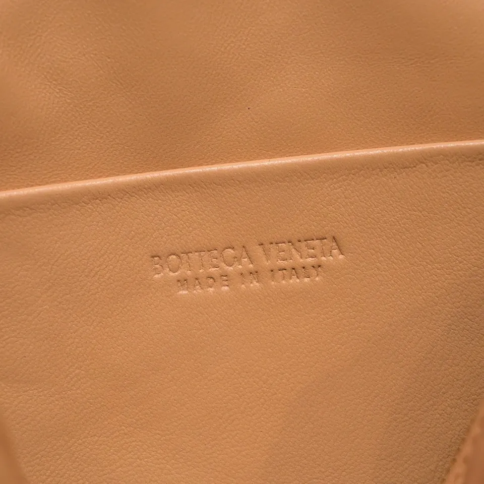 Batch 1260 B's new large Loop camera bag is here🔥Classic woven logo✅ The bag body is made of selected original sheepskin. The texture is soft and waxy. The simple square body is classic and versatile. The interior design is very practical. It has a lot of space and has an adjustable iconic leather drawstring. It can be said to be both elegant and practical. The design is very simple and elegant, with a kind of literary retro style. Size 22x15x8, model: 6684#